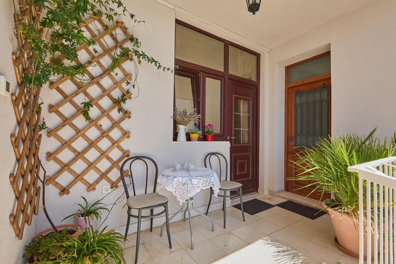 Over Old Town Apartment *